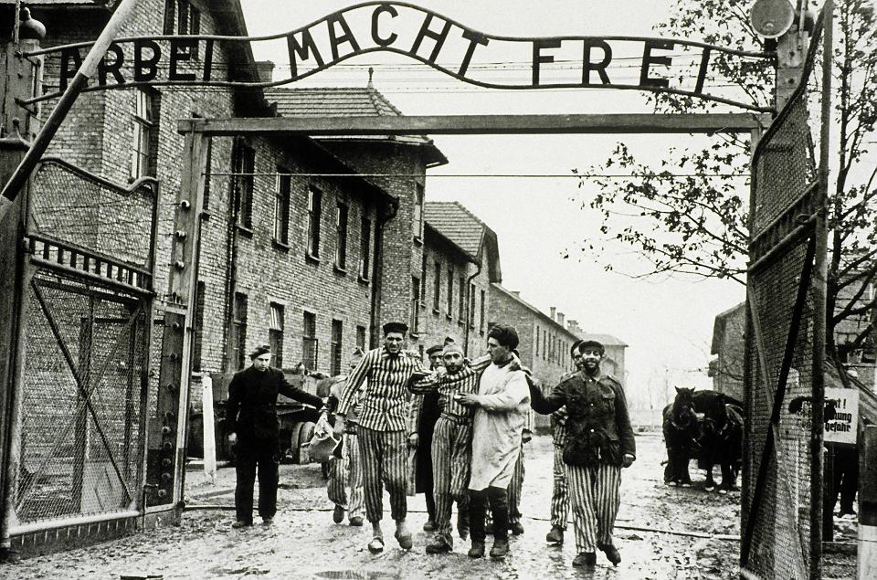 z16393196vwiezniowie auschwitz birkenau przy bramie wjazdowe | WebJET CMS
